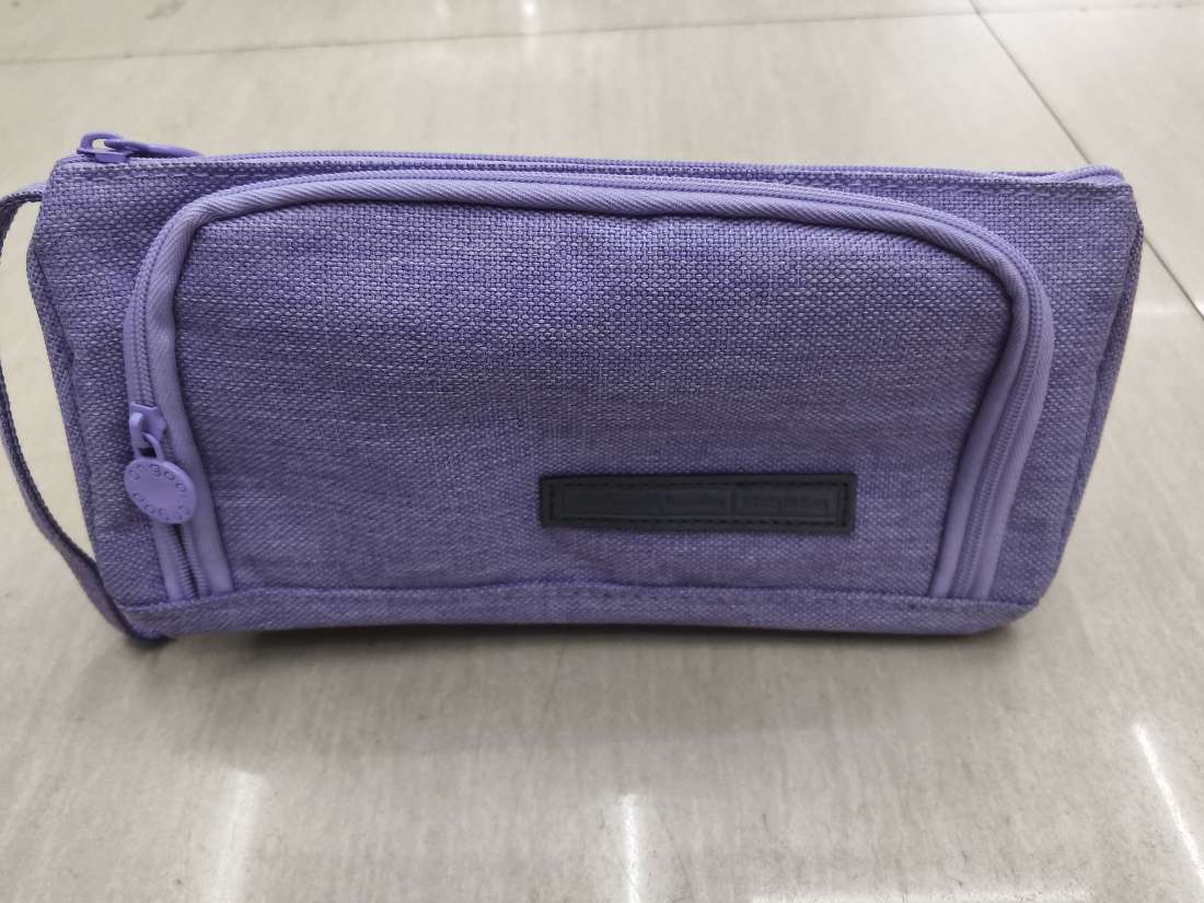 ESTUCHE TRIÁNGULAR DE 2 CIERRES (MORADO)